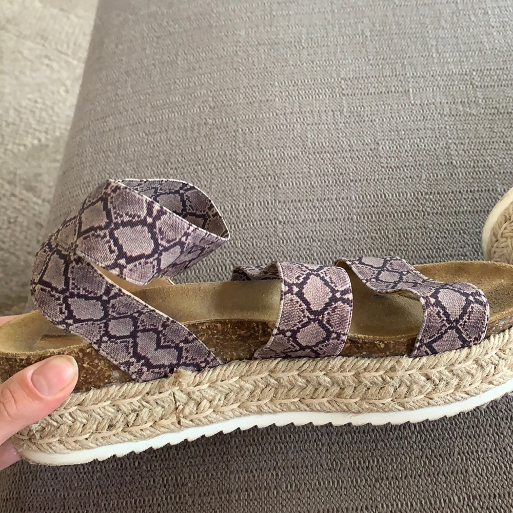 Super cute Steve Madden platform sandals